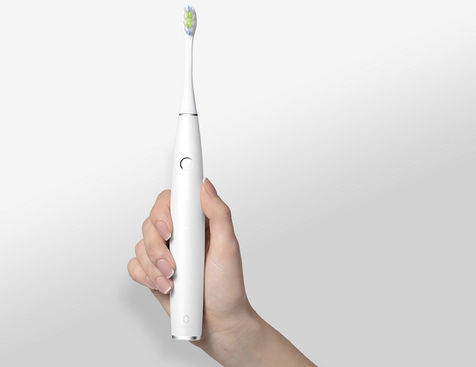 Электрическая зубная щетка Oclean One в руке пользователя