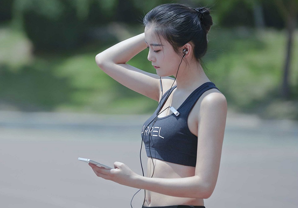 Mi Bluetooth Audio Receiver White девушка с закрепленном на футболке ресивером