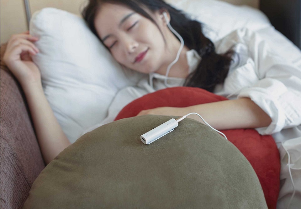 Mi Bluetooth Audio Receiver White девушка отдыхает и слушает музыку
