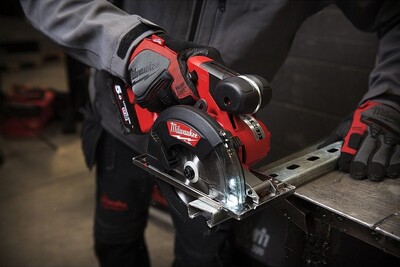 Аккуммуляторная циркулярная пила Milwaukee M18 FMCS-502X 4933459193 фото 15